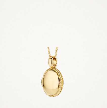 Dit klassieke, ovale 14k geelgouden medaillon is afgewerkt met een subtiele koorddecoratie. Aan de binnenzijde zit een zilveren plaatje waar je een naam of datum in kunt graveren om het nog persoonlijker te maken. Het heeft een lengte van 11,8 mm en een breedte van 11,5 mm.